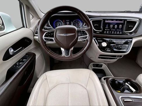 Used 2020 Chrysler Pacifica Touring-L Plus w/ Tire & Wheel Group FWD image 6