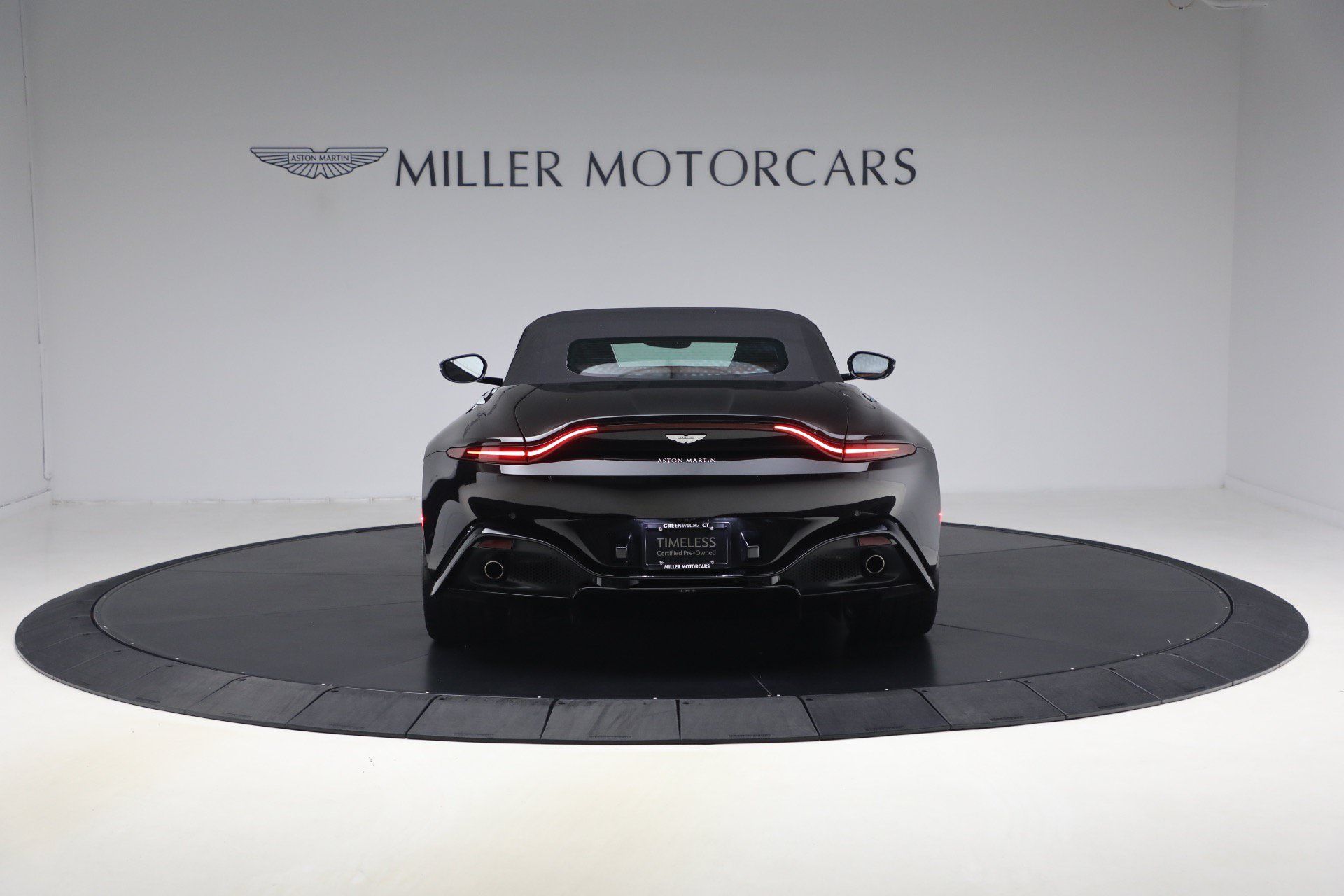 Used 2021 Aston Martin V8 Vantage Roadster RWD image 18