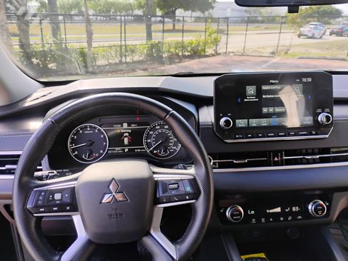 Used 2023 Mitsubishi Outlander SE image 27
