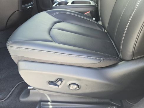 New 2026 Chrysler Pacifica Select w/ S Appearance Package image 18