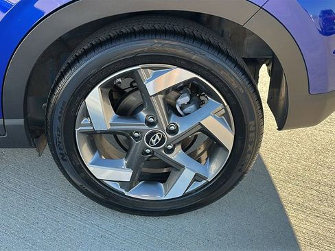 Used 2025 Hyundai Venue SEL image 18