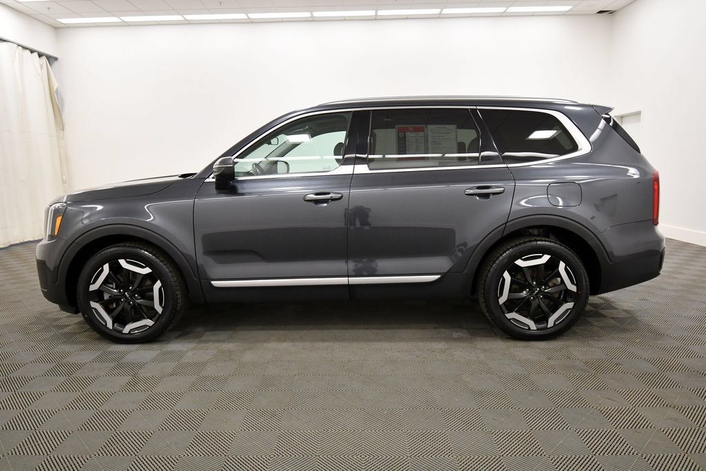 Certified 2024 Kia Telluride S w/ S Sunroof Package AWD/4WD image 4