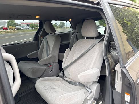 Used 2017 Toyota Sienna LE AWD/4WD image 31