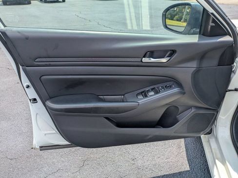 Used 2025 Nissan Altima 2.5 SV FWD image 12