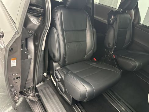 Used 2017 Toyota Sienna SE Premium image 11