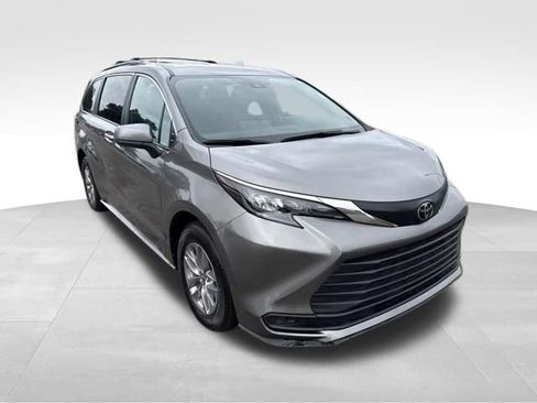 Used 2026 Toyota Sienna LE FWD image 7