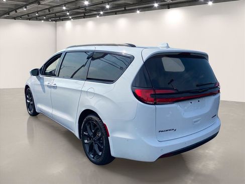 Used 2022 Chrysler Pacifica Limited w/ S Appearance Package FWD image 5