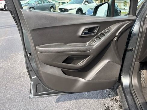Used 2020 Chevrolet Trax LT AWD/4WD image 12