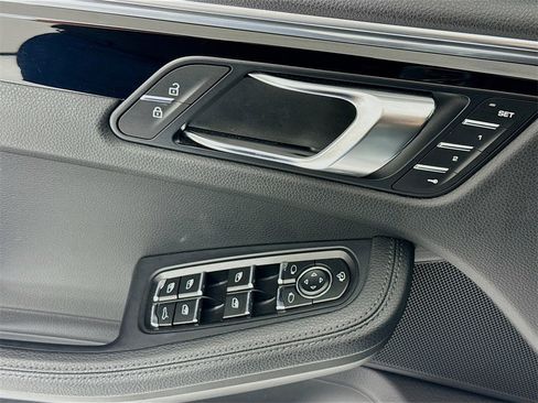 Certified 2025 Porsche Macan image 11