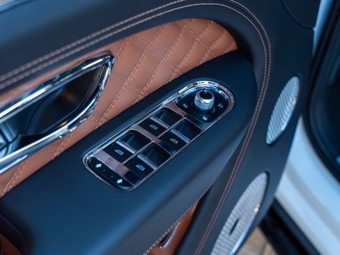 Used 2023 Bentley Bentayga image 17