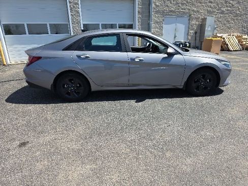 Used 2023 Hyundai Elantra SEL FWD image 2