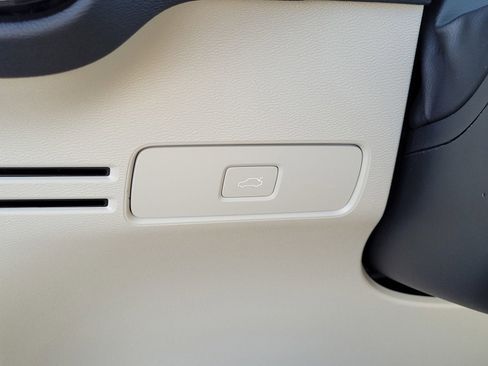 Certified 2024 Volvo XC40 B5 Ultimate w/ Climate Package image 17