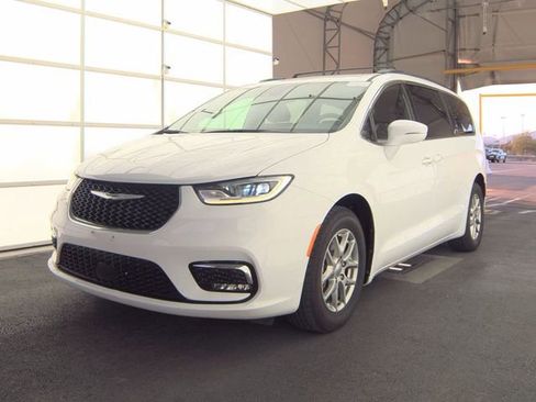 Used 2022 Chrysler Pacifica Touring FWD image 1