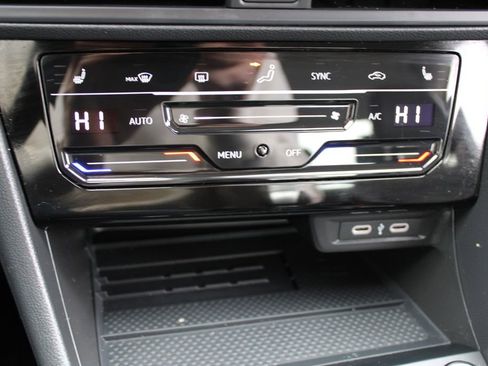 Certified 2025 Volkswagen Jetta SE w/ Black Wheel Package FWD image 18