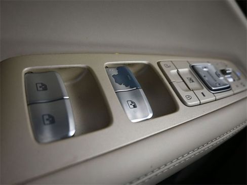 Used 2018 Genesis G90 3.3T Premium image 31