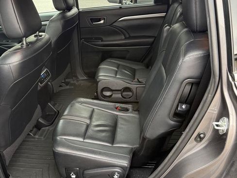 Used 2017 Toyota Highlander SE AWD/4WD image 13