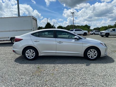Used 2019 Hyundai Elantra SE FWD image 2