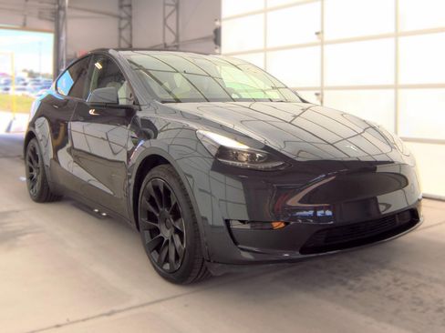 Used 2024 Tesla Model Y Long Range RWD image 3