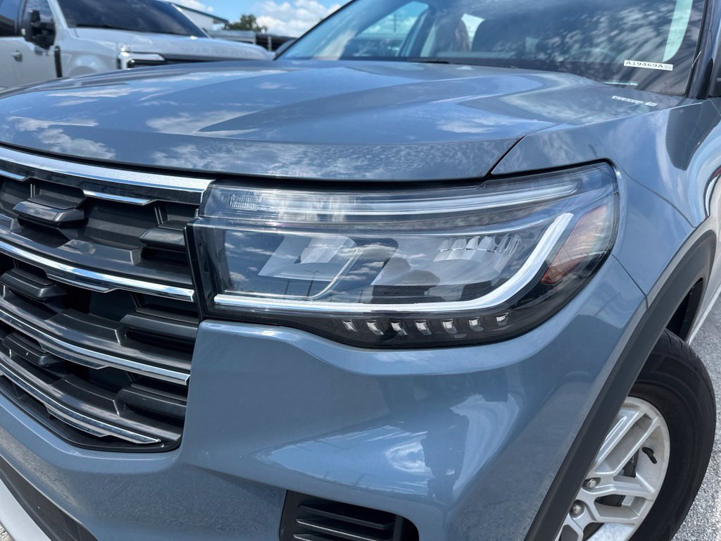 Used 2025 Ford Explorer Active RWD image 2