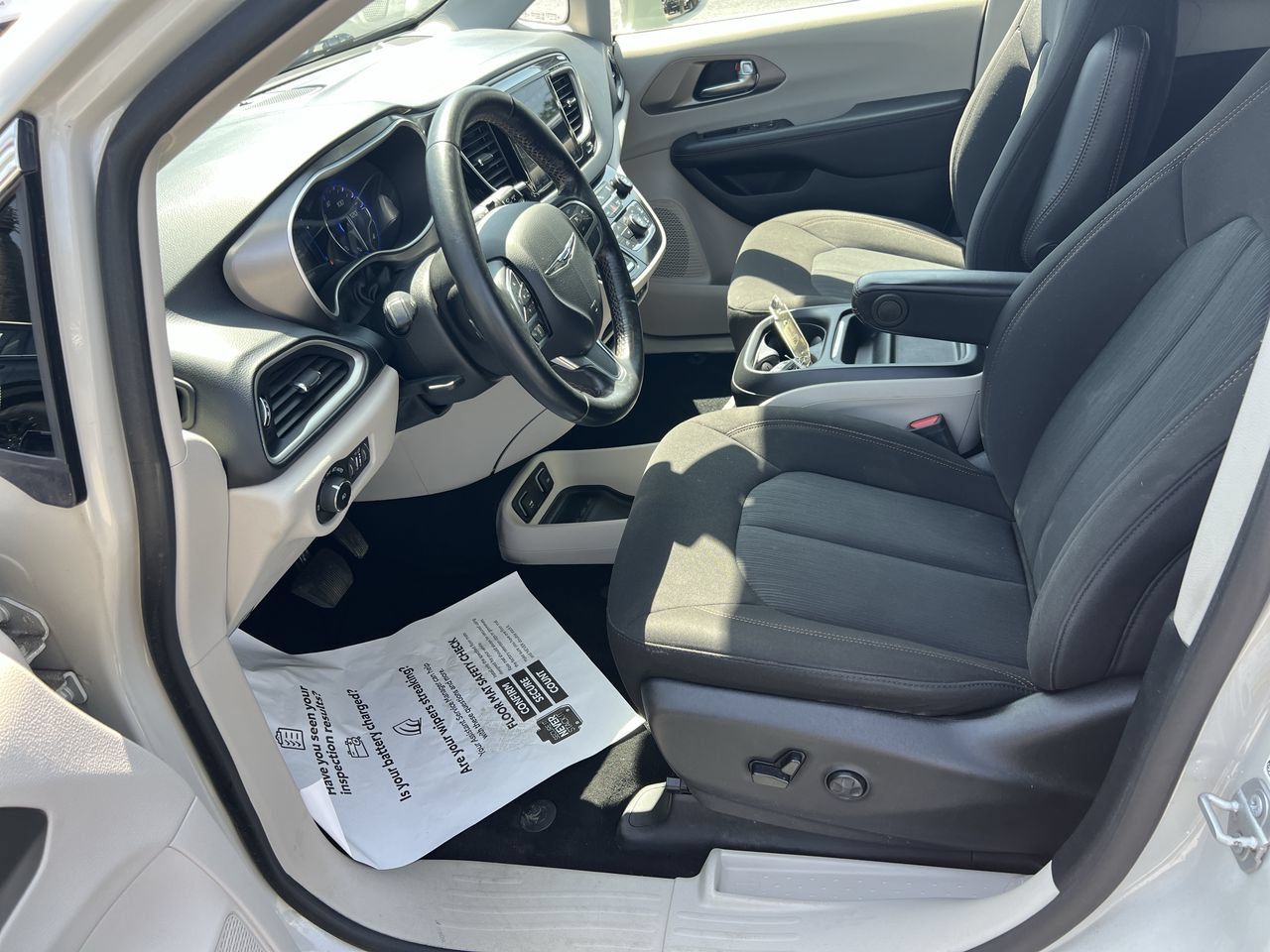 Used 2020 Chrysler Pacifica Touring w/ Tire & Wheel Group FWD image 16