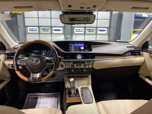 Used 2017 Lexus ES 300h w/ Luxury Package FWD image 35