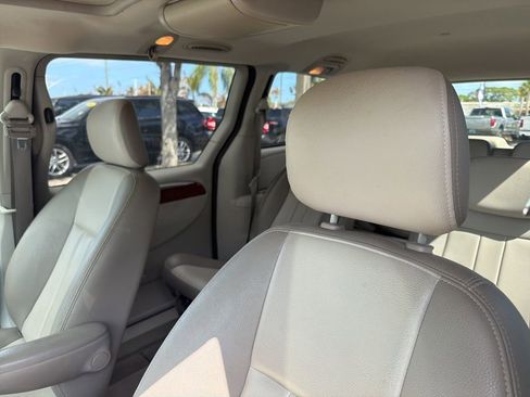 Used 2006 Chrysler Town & Country Touring image 10