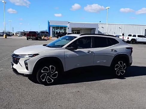 New 2026 Chevrolet Trax RS w/ Sunroof Package image 4