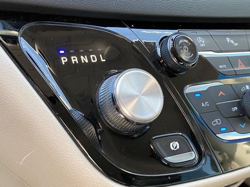 Used 2019 Chrysler Pacifica Touring-L FWD image 15