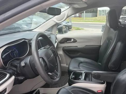 Used 2020 Chrysler Voyager Lxi FWD image 2