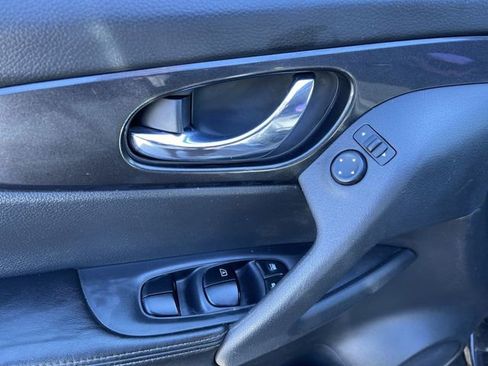 Used 2018 Nissan Rogue S image 22