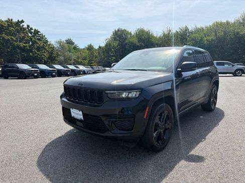 Used 2023 Jeep Grand Cherokee Altitude AWD/4WD image 20