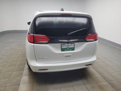 Used 2023 Chrysler Voyager LX image 6