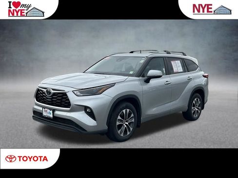 Used 2023 Toyota Highlander XLE AWD/4WD image 1