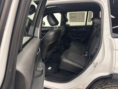 New 2025 Jeep Grand Cherokee Altitude image 6