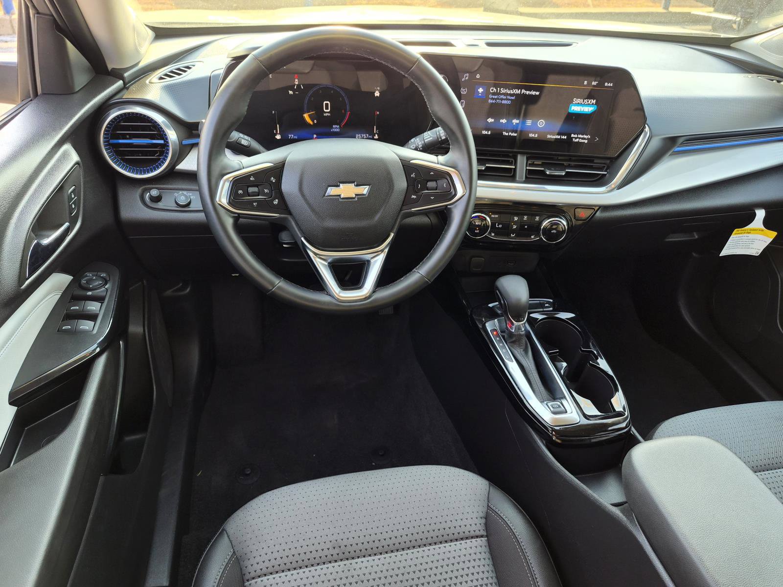 Used 2025 Chevrolet Trax LT w/ LT Convenience Package FWD image 14