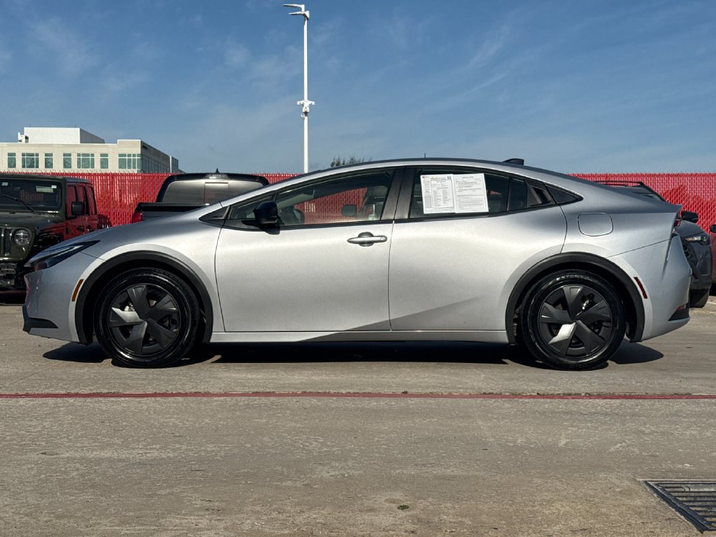 Used 2026 Toyota Prius LE FWD image 3