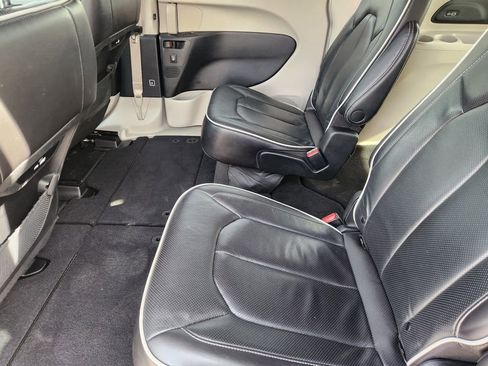 Used 2023 Chrysler Pacifica Limited FWD image 30