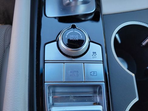 Used 2025 Genesis G70 2.5T image 32