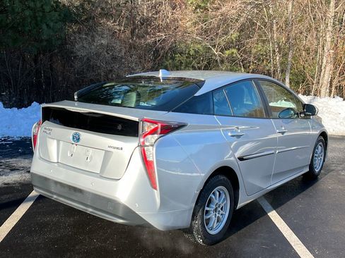 Used 2017 Toyota Prius Four image 5