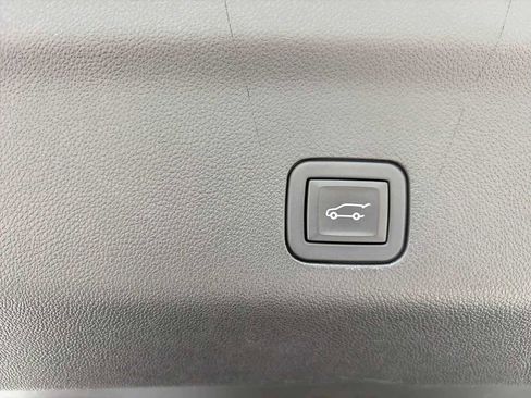 Used 2023 Chevrolet Suburban LT w/ Luxury Package RWD image 8