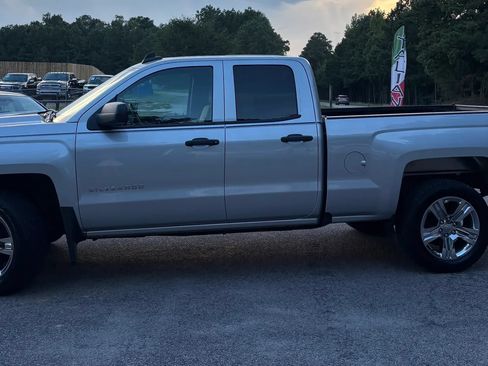 Used 2019 Chevrolet Silverado 1500 Custom w/ Custom Convenience Package AWD/4WD image 3