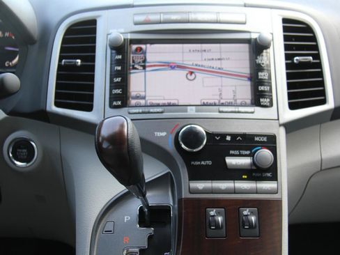 Used 2011 Toyota Venza w/ Premium Pkg #2 FWD image 16