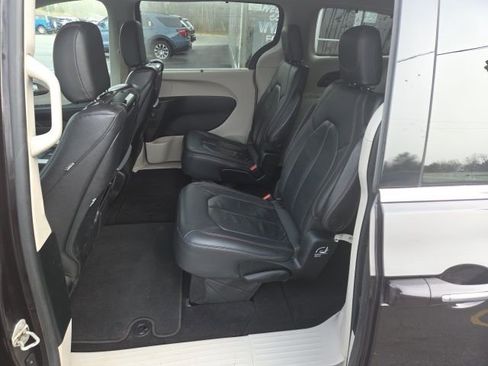 Used 2018 Chrysler Pacifica Touring-L Plus w/ Tire & Wheel Group image 27