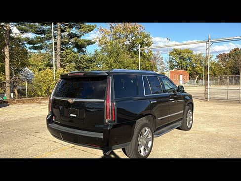 Used 2018 Cadillac Escalade Luxury image 5