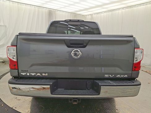 Used 2018 Nissan Titan SV image 22