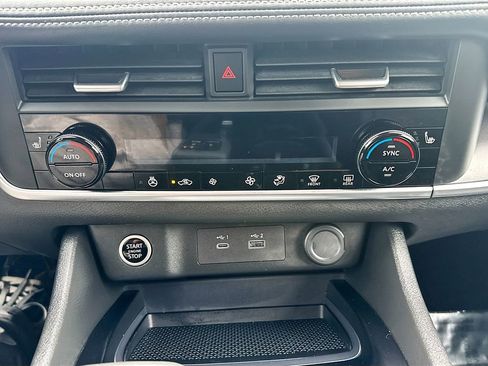 Used 2023 Nissan Rogue SV w/ SV Premium B Package image 14