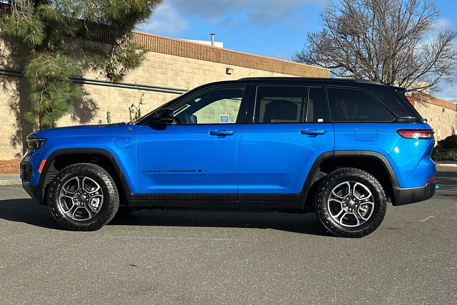 New 2023 Jeep Grand Cherokee Trailhawk w/ Advanced Protech Group II AWD/4WD image 6