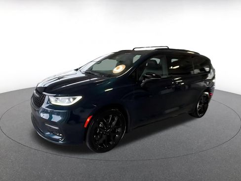 Used 2025 Chrysler Pacifica Limited FWD image 7