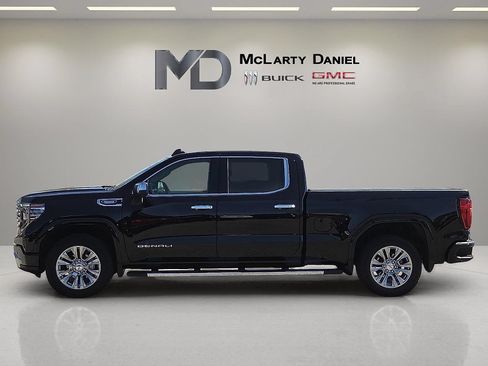 Used 2024 GMC Sierra 1500 Denali w/ Technology Package AWD/4WD image 2