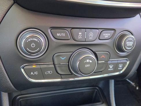 Used 2021 Jeep Cherokee Latitude w/ Mopar Interior Package image 24